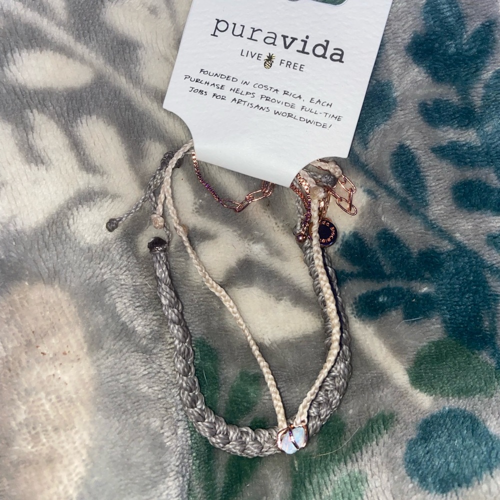 Bracelets - Picture 3 of 9